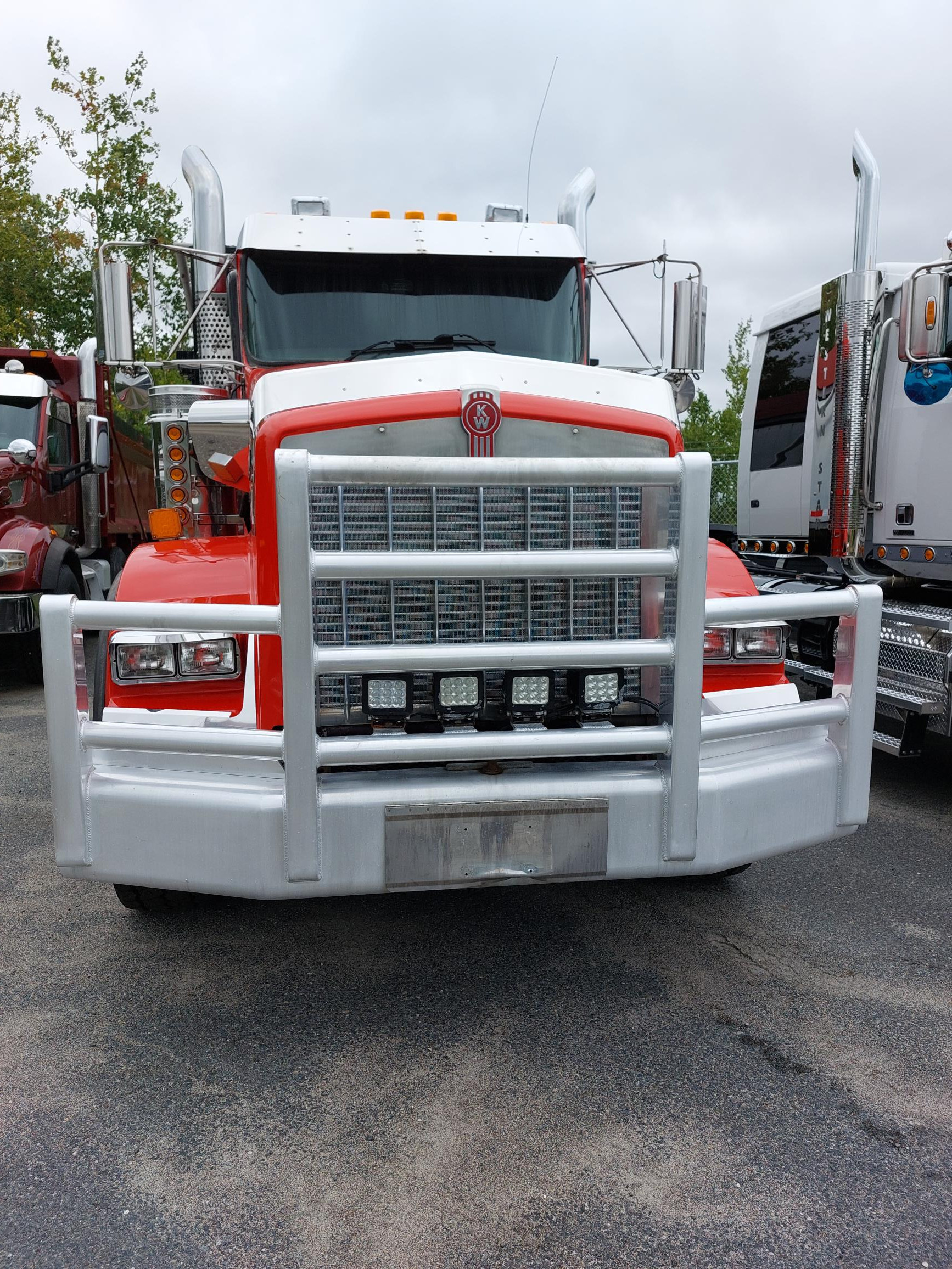 2019 Kenworth T800 Tri - Grill.jpg